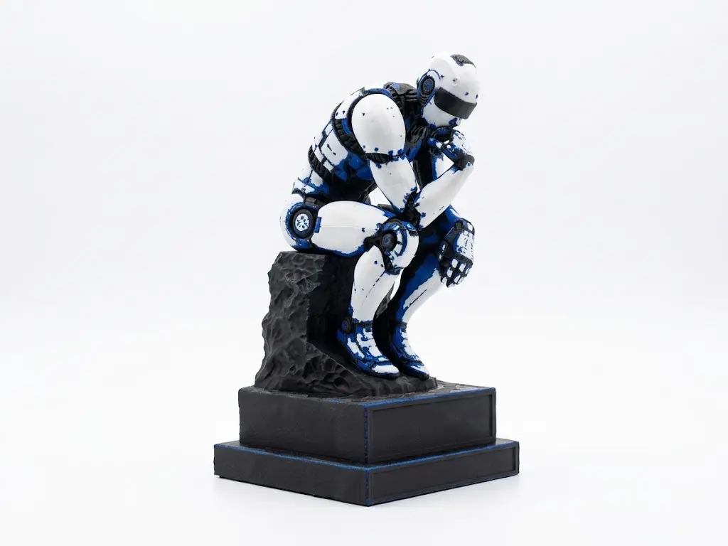 De nieuwe robot van Laagland in de houding van De Denker